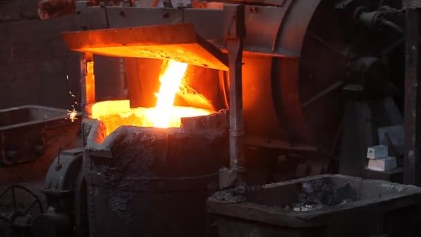 녹은 철을 붓는 노동자 — 비디오