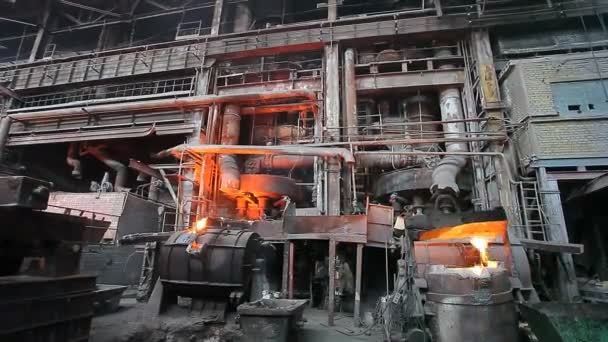 Arbejdere hælde smeltet jern – Stock-video