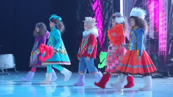 Desfile de moda infantil — Vídeos de Stock