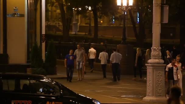 Ludzie na ulicy w pobliżu hotel — Wideo stockowe