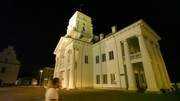 La gente cammina in Plaza — Video Stock