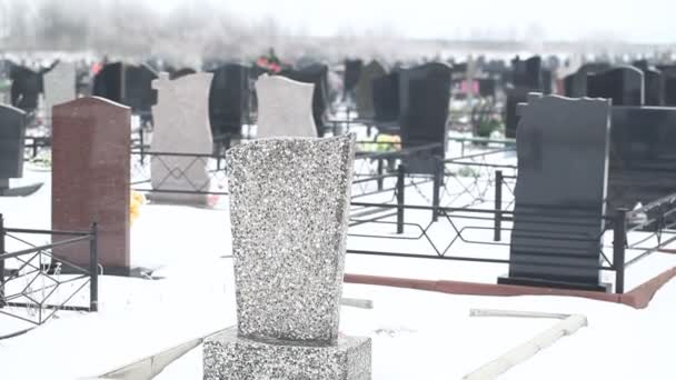 Надгробия на местном кладбище — стоковое видео