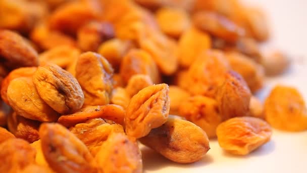 Вкусные сушеные абрикосы — стоковое видео