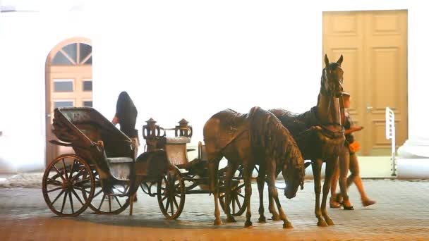 Sculpture of horses at the Minsk City Hall — Stock video