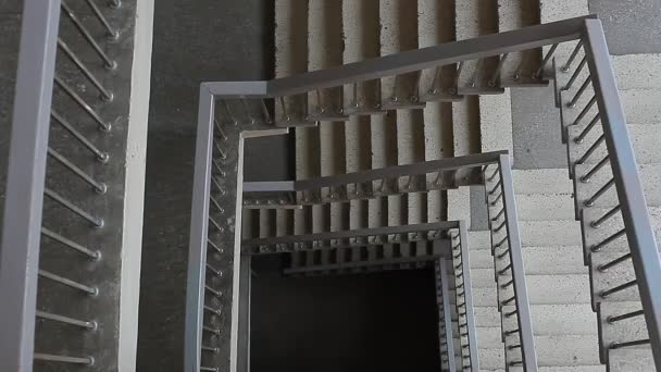 Treppe spannt sich im Gebäude — Stockvideo