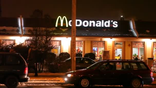 Carros em frente ao McDonald 's — Vídeo de Stock