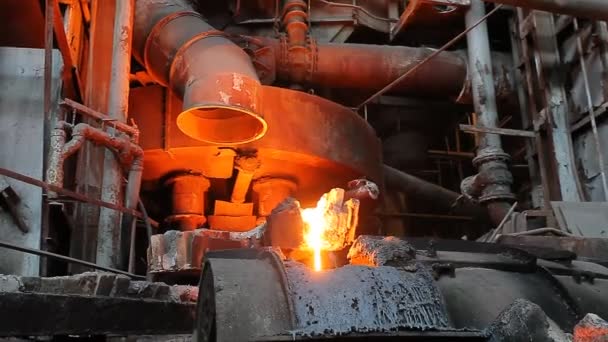 Arbeiter gießen geschmolzenes Eisen — Stockvideo