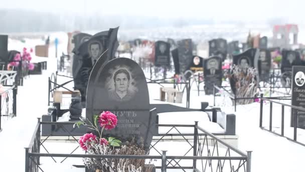 Pierres tombales sur le cimetière local — Video