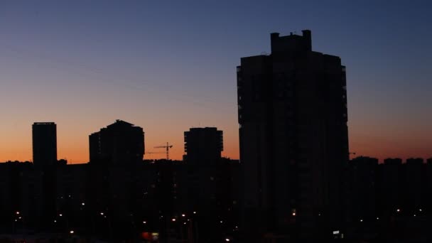 Edificios en la ciudad al amanecer — Vídeos de Stock