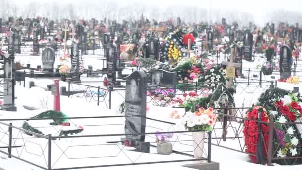 Pierres tombales sur le cimetière local — Video