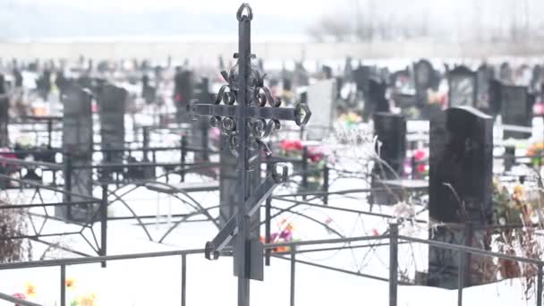 Надгробия на местном кладбище — стоковое видео