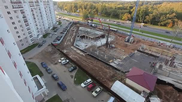 Робочі заливають фундамент — стокове відео