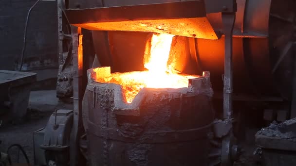 Dělníci nalil roztavené železo — Stock video