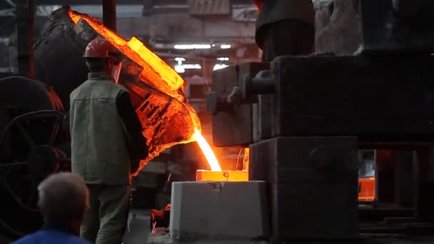 Trabalhadores derramando ferro fundido — Vídeo de Stock