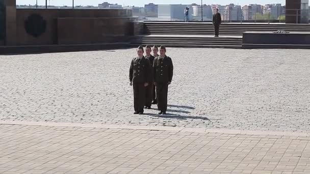 Soldaten marcheren op het plein — Stockvideo