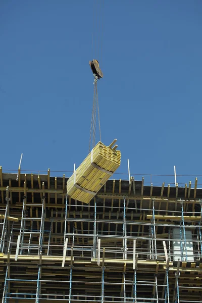 Crane lifts load — Stock Photo, Image