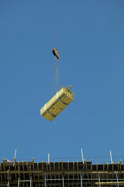 Crane lifts load — Stock Photo, Image