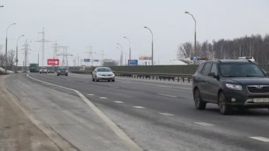 Bir karayolu üzerinde araçların trafik