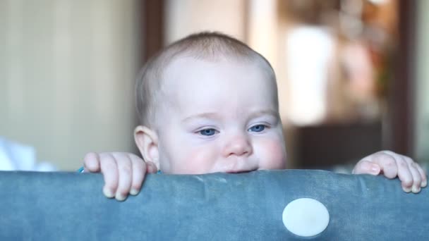 Bebé jugando en cuna — Vídeos de Stock