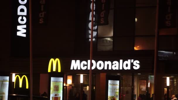 Mcdonalds restaurant bei nacht — Stockvideo