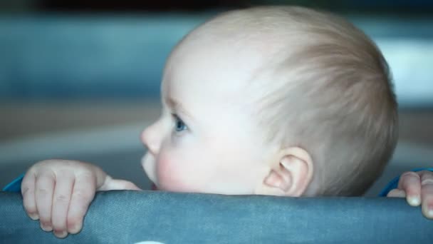 Bebê brincando no berço — Vídeo de Stock