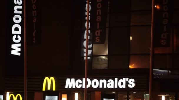Ресторан McDonalds ночью — стоковое видео