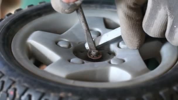 Reparatur kleiner Räder — Stockvideo