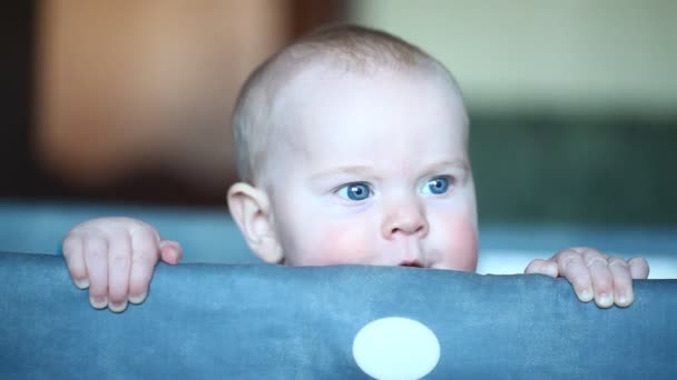 Bebé jugando en cuna — Vídeos de Stock