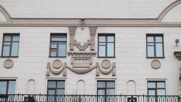 Soviet decoration on building — Stock Video