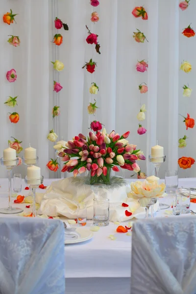 Bouquet of tulips on wedding table — Stock Photo, Image
