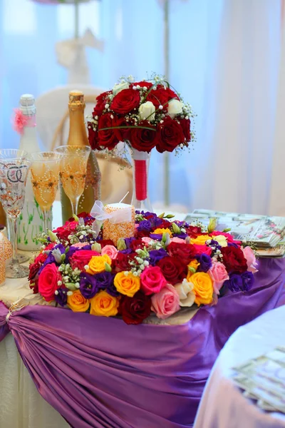 Bruiloft boeket op feestelijke tafel — Stockfoto