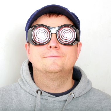 süslü gözlüklü adam