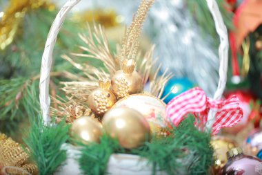 Kalkık Noel süslemeleri ile