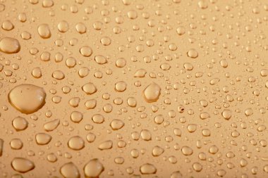 Altın yüzeyinde su damlaları