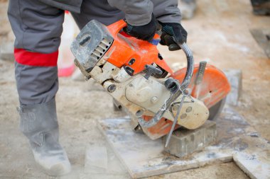 Beton kullanılarak inşaat işçisi gördüm