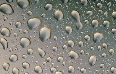 Karanlık yüzeyinde su damlaları