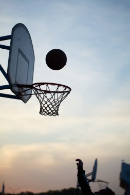 Basketbol oynayan adam