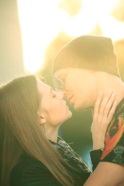 Kadın ve erkek öpüşüyor