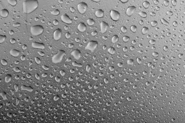 Karanlık yüzeyinde su damlaları