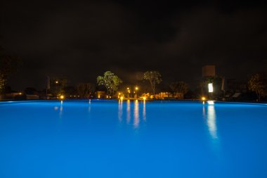 Yüzme Havuzu kıyısında mavi su ile