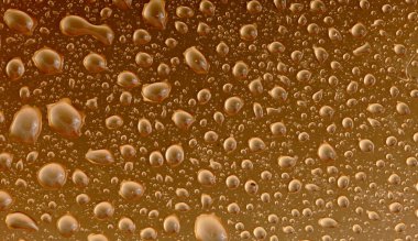 Altın yüzeyinde su damlaları
