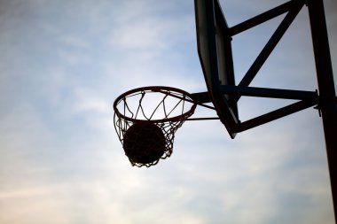 Gün batımında basketbol oynarken