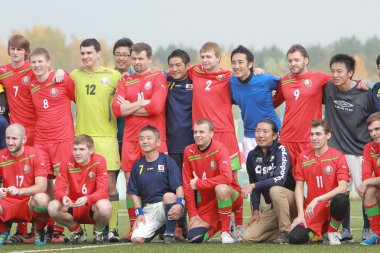 Dostça bir futbol maçı spor arasında Japonya ve Beyaz Rusya Gazeteciler. Minsk, Eylül 2013
