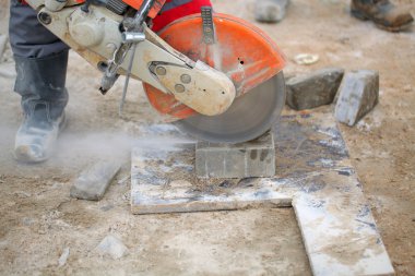 Beton kullanılarak inşaat işçisi gördüm