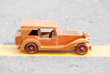 retro ahşap oyuncak araba