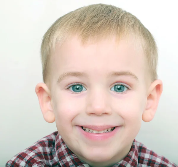 Pequeño niño emocional sonriendo — Foto de Stock