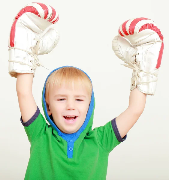 Мальчик-победитель в боксерских перчатках — стоковое фото