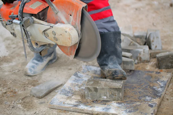 Construction worker using concrete saw — Stock Photo, Image