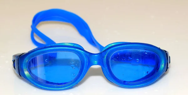 Óculos azuis para nadar — Fotografia de Stock