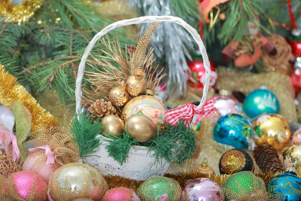 Pannier con decoraciones navideñas — Foto de Stock